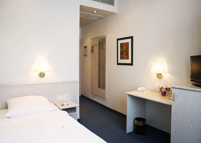 Tante Alma's Lasthaus Am Ring 3* Köln