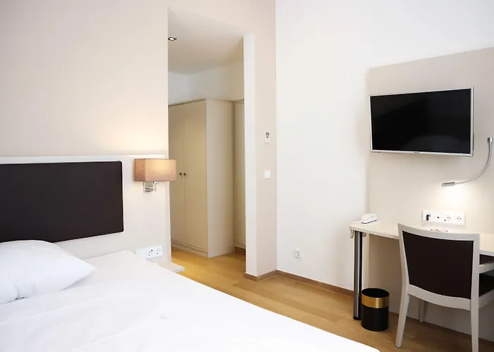 Tante Alma's Lasthaus Am Ring Hotel 3*