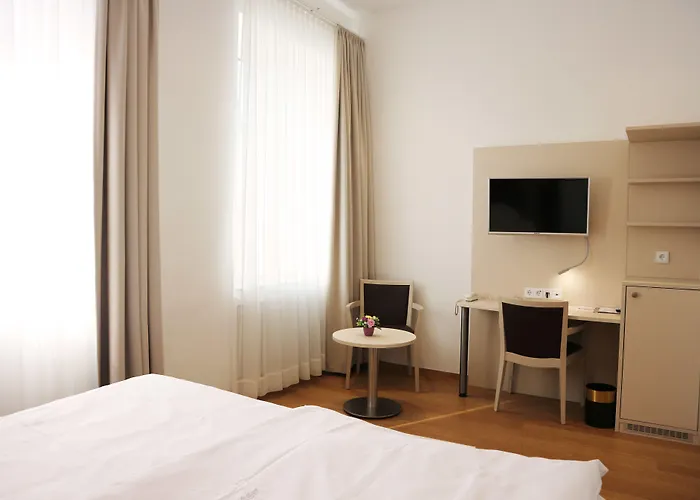 Tante Alma's Koelner Hotel Colonia