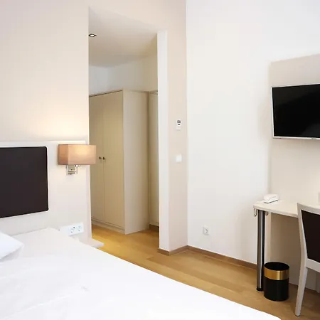 Tante Alma's Koelner Hotel 3*